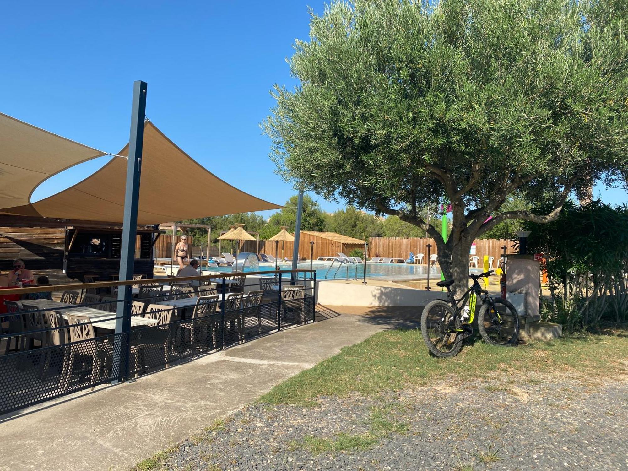 Camping Les Amandiers Castelnau-de-Guers Экстерьер фото